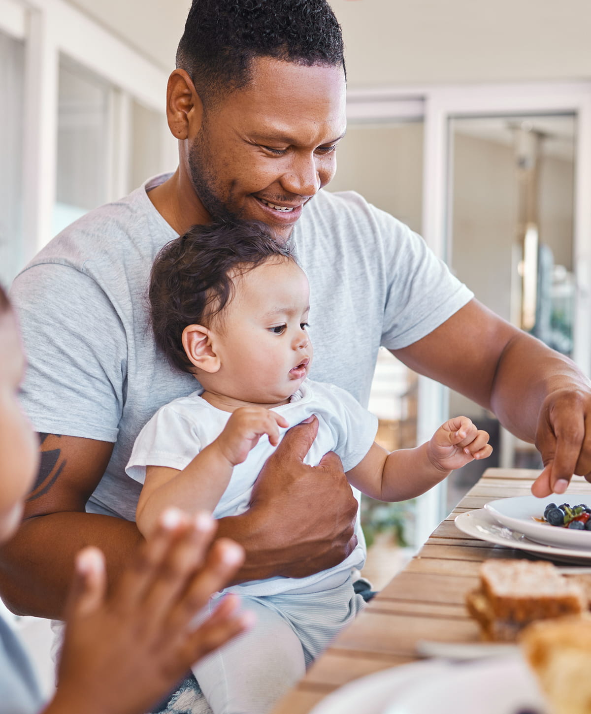 San Diego food allergies model feeding his child food